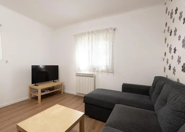 Dorijan With Pool Apartmán