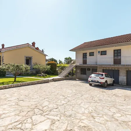 Apartment Dorijan With Pool